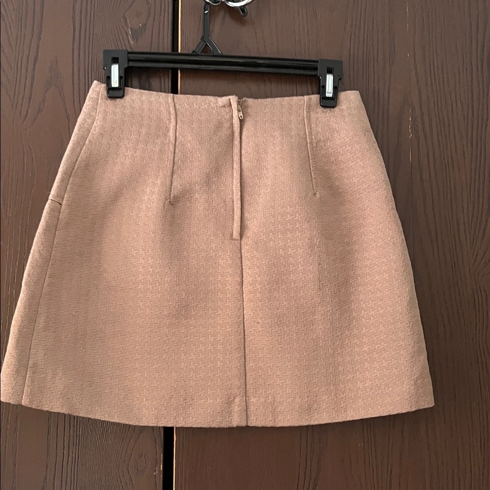 H&M camel, textured mini skirt. Size 4 - Picture 5 of 7